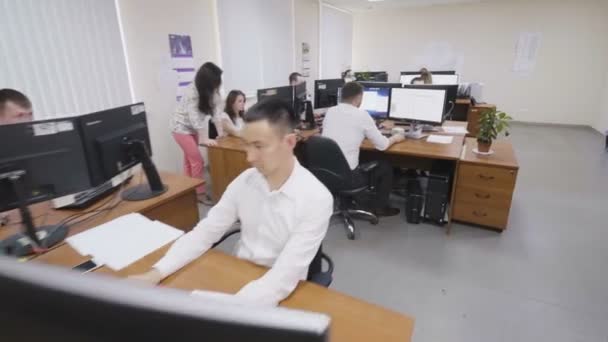 Жінка перевіряє дані на Monitor в Інженерне бюро — стокове відео