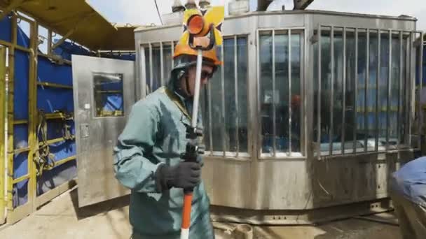俄罗斯 2017年8月15日 熟练工人的防护服和眼镜携带测量工具 在8月15日在喀山的植物区检查网站 — 图库视频影像
