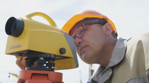 エンジニアは、クレーンに対して新しいセオドライト — ストック動画