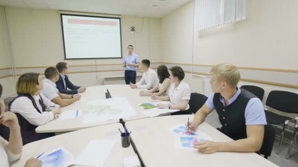 타타르 러시아 2017 엔지니어링 비즈니스 파트너 카잔에서 컨퍼런스 홀에서 스크린 — 비디오