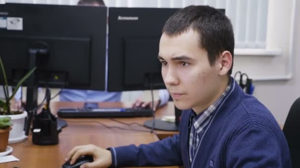 Kasan Tatarstan Russland August 2017 Nahaufnahme Seitenansicht Junger Konzentrierter Mann — Stockvideo
