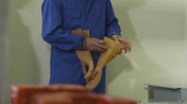 Kazan, Tataristan/Rusya - 22 Ağustos 2017: Mavi ceket ve turuncu kask vasıflı işçi lastik eldiven, bitki odada beyaz duvar üzerinde 22 Ağustos kazan koyar