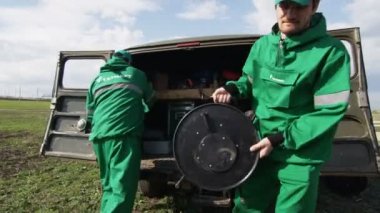 Kazan, Tataristan/Rusya - 22 Ağustos 2017: Closeup petrol şirketi işçileri logolu Tatneft üniformalı bobin araçtan almak ve petrol sahası üzerinde 22 Ağustos kazan koyar