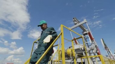 Kazan, Tataristan/Rusya - 22 Ağustos 2017: Closeup rafineri alt etmek üzerinde 22 Ağustos kazan açılmış delikten sıvı yağ çekme bırakarak merdivenlerden aşağı gider