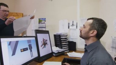 Kazan, Tataristan/Rusya - 23 Ağustos 2017: Closeup adam bilgisayarda çalışıyor ve meslektaşım odasına gelir ve taslak 23 Ağustos müzakeresi Kazan içinde almak için verir