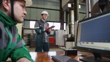Kazan, Tataristan/Rusya - 22 Ağustos 2017: Yan görüntülemek profesyonel mühendisleri yeşil üniforma ve kask kontrol üzerinde 22 Ağustos Kazan'deki modern güçlü donanımları