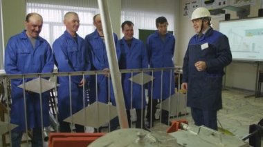 Kazan, Tataristan/Rusya - 22 Ağustos 2017: Closeup ana temel prensipleri yeni mekanizma petrol şirketi bölümünde 22 Ağustos kazan çalışma arkadaşları söyler