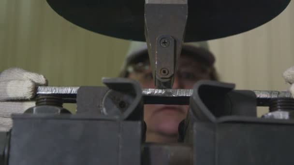 カザン タタールスタン共和国 ロシア連邦 2017 クローズ アップ熟練労働者を置く下に機器の金属片と機構は 日カザンの工場ワーク ショップで特定のフォームに折り曲げ — ストック動画