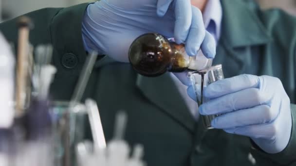 타타르 러시아 2017 화학자 Tatneft 로고와 유니폼에 쏟아지는 센터에서 시험관에 — 비디오