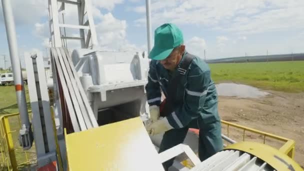 Kasan Tatarstan Russland August 2017 Angestellter Mittleren Alters Grüner Uniform — Stockvideo