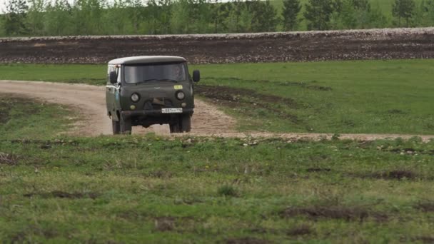 Kazan Tatarstão Rússia Agosto 2017 Carro Dirigindo Estrada Rural Com — Vídeo de Stock