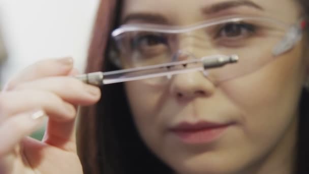 타타르 러시아 2017 안경에 심하게 살펴보고 방울에 카잔에 — 비디오