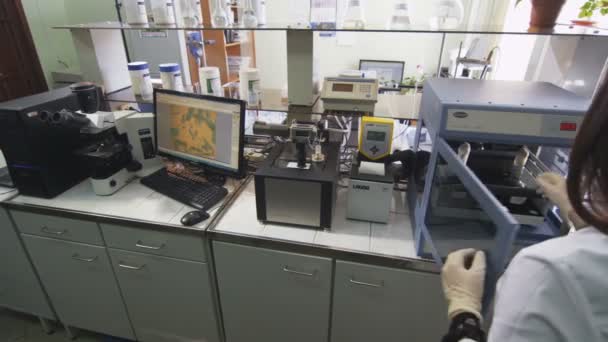 クローズ アップ裏面表示ブルネットの少女がカザンで 日研究所の化学の機器にガラスを置くカザン タタールスタン共和国 ロシア連邦 2017 — ストック動画