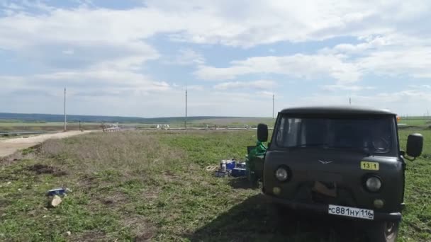 Kazan Tatarstão Rússia Agosto 2017 Carro Dirigindo Estrada Rural Com — Vídeo de Stock