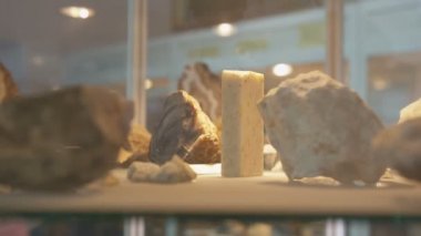 Kazan, Tataristan/Rusya - 23 Ağustos 2017: Closeup büyük camdan farklı mineraller ile aydınlatmak ve 23 Ağustos kazan arka plan örnekleri güzel kızlar bakmak