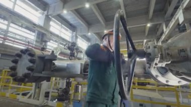 Kazan, Tataristan/Rusya - 19 Eylül 2017: Yuvarlak kapak üzerinde 19 Eylül kazan petrol şirketi atölye güçlü mekanizma başlatılması Closeup vasıflı işçi döndürür