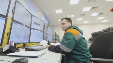 Kazan, Tataristan/Rusya - 19 Eylül 2017: Portre genç işçi radyo kümesi tutan adam yaklaşıyor ve 19 Eylül kazan petrol tesisi denetimi bölümünde el sallar