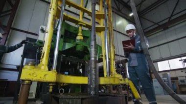 Kazan, Tataristan/Rusya - 23 Ağustos 2017: Beyaz kask profesyonel çalışanların büyük modern delme makinesi fabrikası atölye üzerinde 23 Ağustos kazan çalışmak