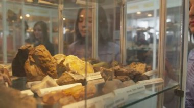 Kazan, Tataristan/Rusya - 23 Ağustos 2017: Zeki öğrenci grup odasında taşlarla jeodezik hizmetleri hakkında raflar üzerinde 23 Ağustos kazan konuşan öğretim görevlisi çevresinde standları