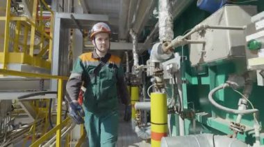 Kazan, Tataristan/Rusya - 19 Eylül 2017: Closeup Petrokimya fabrika işçisi üretim ekipmanları ve yaklaşımlar kontrol paneli üzerinde Eylül 19 kazan presler düğmesine