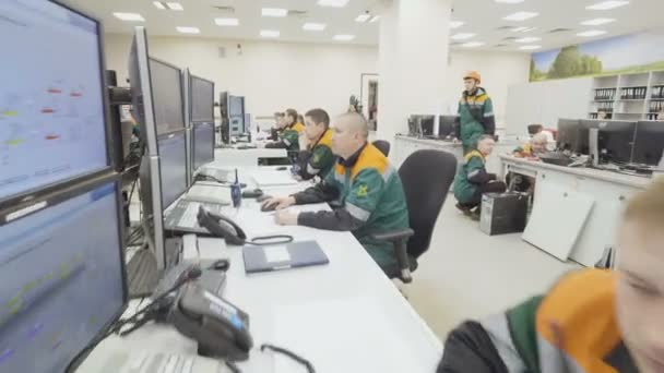 俄罗斯 2017年9月19日 特写炼油厂工作人员穿着制服坐在电脑上 并控制在9月19日在喀山的宽敞办公室石油加工 — 图库视频影像