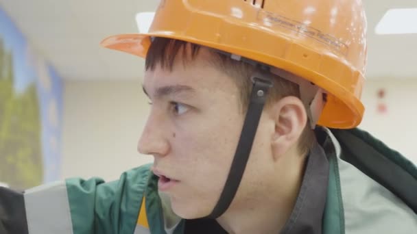 オレンジ色の保護ヘルメットのクローズ アップ石油会社員がカザンの 日に同僚との会話をカザン タタールスタン共和国 ロシア連邦 2017 — ストック動画