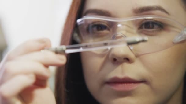 カザン タタールスタン共和国 ロシア連邦 2017 プラスチック チューブで保護メガネを見る暗い原料油のクローズ アップ女性がふらっと透明な水カザンで — ストック動画