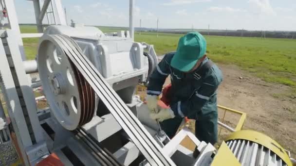 Kazan Tatarstán Rusia Agosto 2017 Trabajador Calificado Uniforme Tatneft Gira — Vídeo de stock