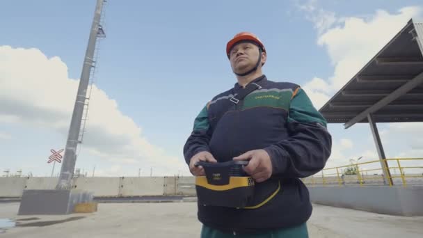 俄罗斯 2017年9月19日 特写技术员工橙色头盔控制现代遥控器的工业机构在喀山9月19日 — 图库视频影像