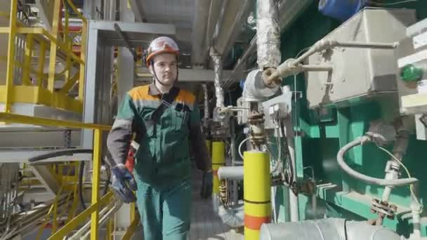Kazan Tatarstan Och Ryssland September 2017 Närbild Petrokemiska Fabriksarbetare Närmar — Stockvideo
