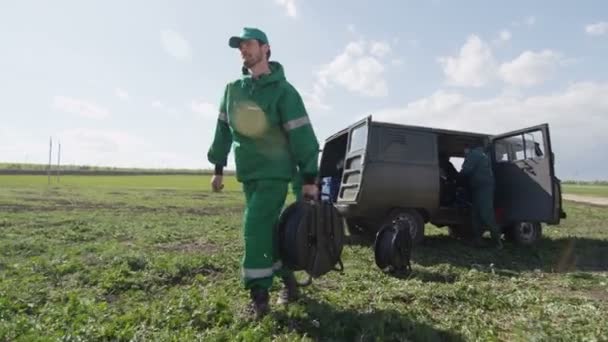 Kazan Tatarstan Russia August 2017 Worker Green Uniform Cap Carries — Stock Video