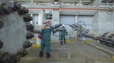 Kazan, Tataristan/Rusya - 19 Eylül 2017: Hareket boyunca gaz ve petrol rafineri tesisi atölye büyük yuvarlak kolu üzerinde 19 Eylül kazan kanalda yetenekli adam için