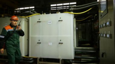 Kazan, Tataristan/Rusya - 27 Eylül 2017: Kask içinde Closeup adam kontrol kurulu yaklaşan radyoda konuşan ve 27 Eylül kazan bölümü monitör ekran dokunur