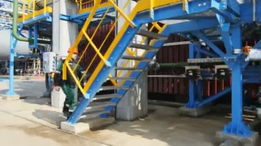 Kazan, Tataristan/Rusya - 27 Eylül 2017: Closeup petrol üretim fabrikası çalışan crossbody çanta ile işleme donanımları 27 Eylül kazan için merdivenlerden yukarı tırmanıyor