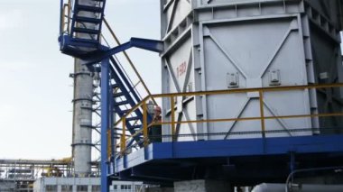 Kazan, Tataristan/Rusya - 27 Eylül 2017: İşçi büyük inşaat yaklaşımlar ve bölmeleri karşı yüksek kuleleri petrol şirketi topraklarında 27 Eylül kazan chesshouse