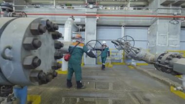 Kazan, Tataristan/Rusya - 19 Eylül 2017: Fotoğraf makinesi profesyonel iş giysisi siyah kolu gaz istasyonu üzerinde 19 Eylül kazan dağıtma yuvarlak dönüm bizzat taşır