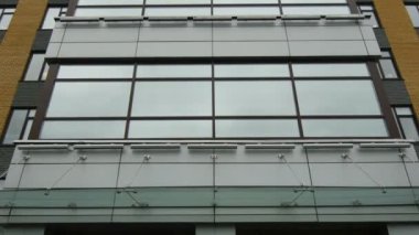 Kazan, Tataristan/Rusya - 27 Eylül 2017: Closeup modern idari Bina güçlü Petrokimya şirketi leopar form logosu ile 27 Eylül kazan