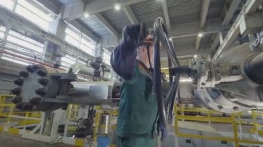 Kazan, Tataristan/Rusya - 19 Eylül 2017: Yan görünümü vasıflı işçi kask içinde yuvarlak büyük siyah metal kolu atölye gaz boru hattı üzerinde 19 Eylül kazan açar