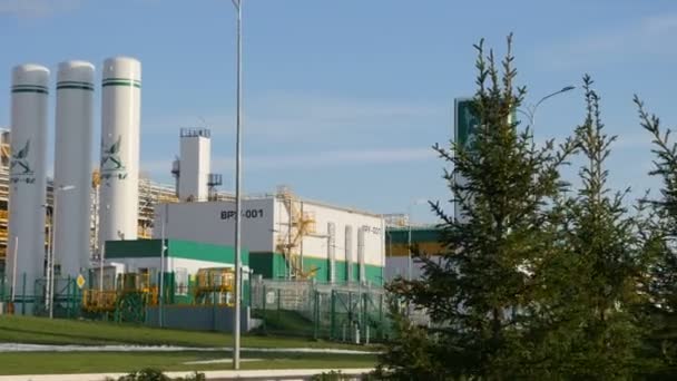 俄罗斯 2017年8月22日 白色构造柱与豹形标志附近的燃料制造工厂领土在8月22日在喀山 — 图库视频影像