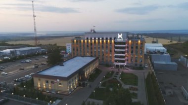 Kazan, Tataristan/Rusya - 22 Ağustos 2017: Işıklı Panorama petrol tesisleri 22 Ağustos kazan sunrise altında arka planda bina ve uzak doğal alanlar
