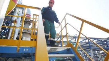 Kazan, Tataristan/Rusya - 27 Eylül 2017: ağır çekim portre petrol tesisi çalışan petrol boru hatları ve ekipman 27 Eylül kazan karşı merdivenlerden tırmanıyor