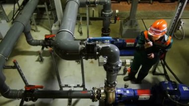 Kazan, Tataristan/Rusya - 27 Eylül 2017: üstten görünüm kadın işçi arasında petrol standları boru hattları ve Atölyesi'nde 27 Eylül kazan ayarla radyo bilgi raporları