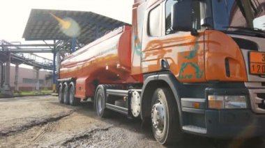 Kazan, Tataristan/Rusya - 22 Ağustos 2017: 22 Ağustos kazan ağır sanayi tesisi bölge boyunca benzin dolu tatlı turuncu kamyon taşımaları rezervuar