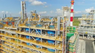 Kazan, Tataristan/Rusya - 19 Eylül 2017: Şaşırtıcı üst görünüm profesyonel bitki personel üst zemin boyunca rafineri inşaatları gökyüzü karşı 19 Eylül kazan üzerinde yürür