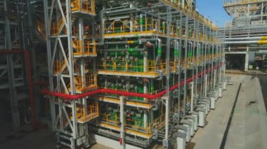 Kazan, Tataristan/Rusya - 19 Eylül 2017: Güzel havadan görünümden işçi 19 Eylül kazan sonsuz gökyüzüne karşı büyük modern sanayi kompleksi, platformda