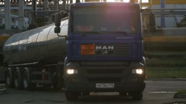 Kazan, Tataristan/Rusya - 22 Ağustos 2017: ağır çekim portre büyük kamyon yakıt tankı ile ağır sanayi tesisi topraklarına karşı altın güneş ışığı üzerinde 22 Ağustos kazan sürücüler