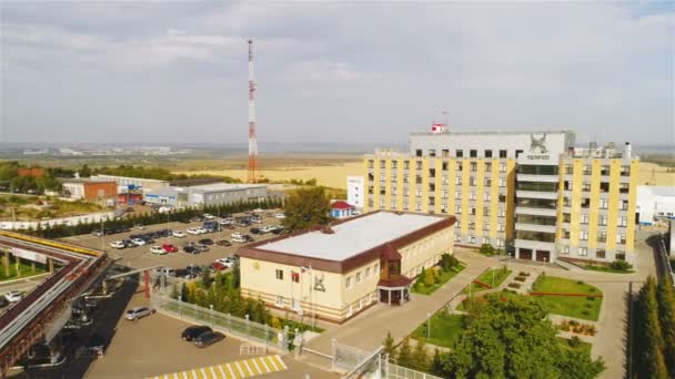 Kazan Tatarstán Rusia Agosto 2017 Vehículos Panorámicos Estacionados Cerca Moderna — Vídeo de stock