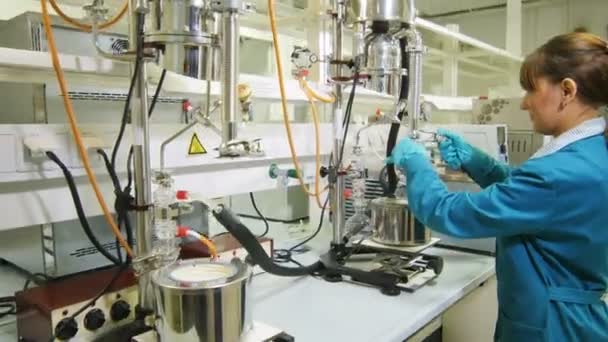 俄罗斯 2017年8月22日 特写漂亮女工在8月22日在喀山的公司化学实验室用液态油做实验 — 图库视频影像