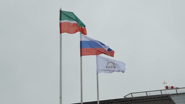 Kazan Tatarstan Russia Settembre 2017 Bandiere Stato Rallentatore Raffineria Petrolio — Video Stock