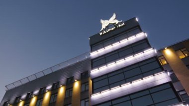 Kazan, Tataristan/Rusya - 21 Ağustos 2017: Kazan, Tataristan/Rusya - 21 Ağustos 2017: Closeup ışıklı kimyasal işleme sanayi akşam 21 Ağustos günü 21 Ağustos Kazan Kazan kontrol Holding Yönetim Binası